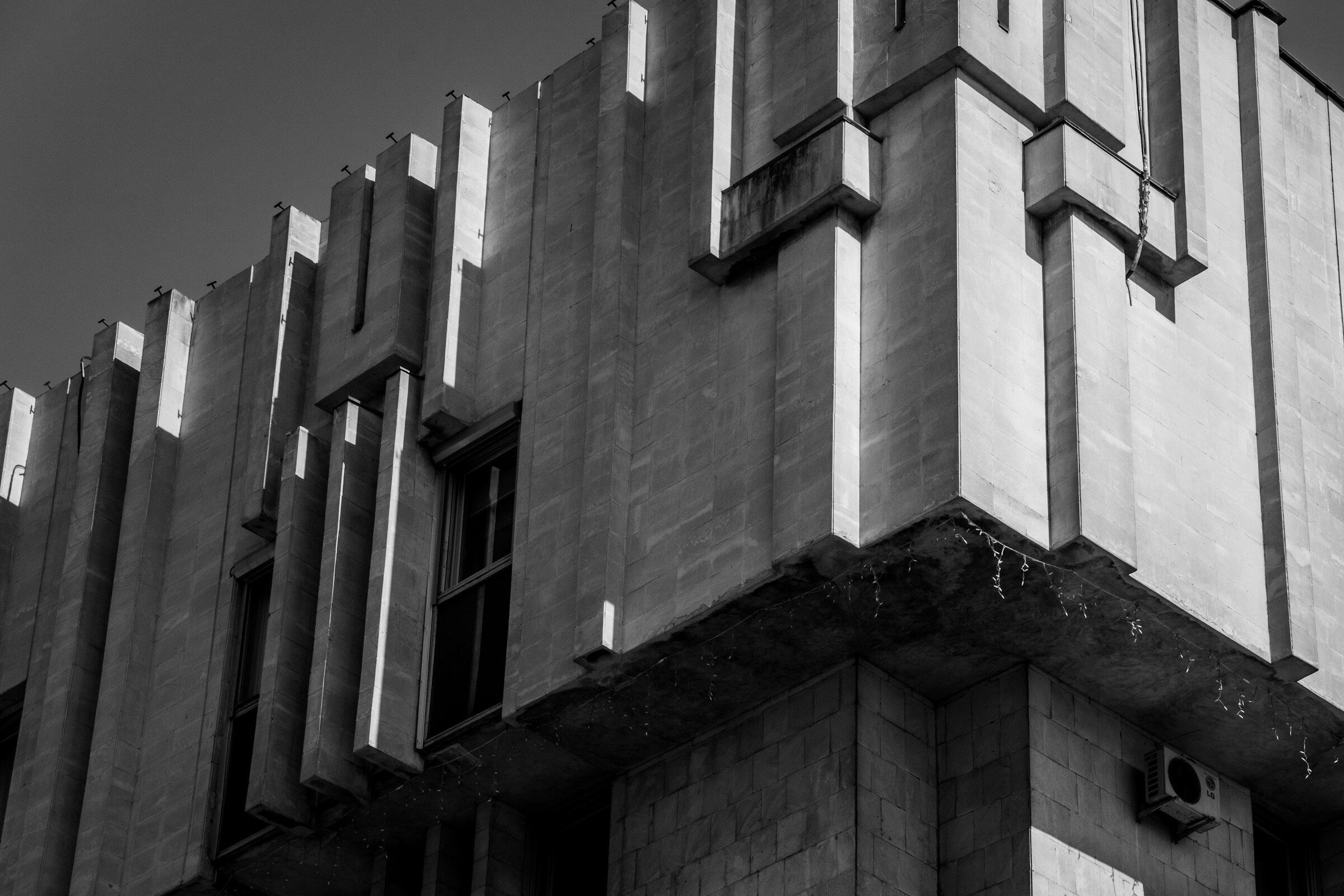 Betonowa elewacja budynku użyteczności publicznej
